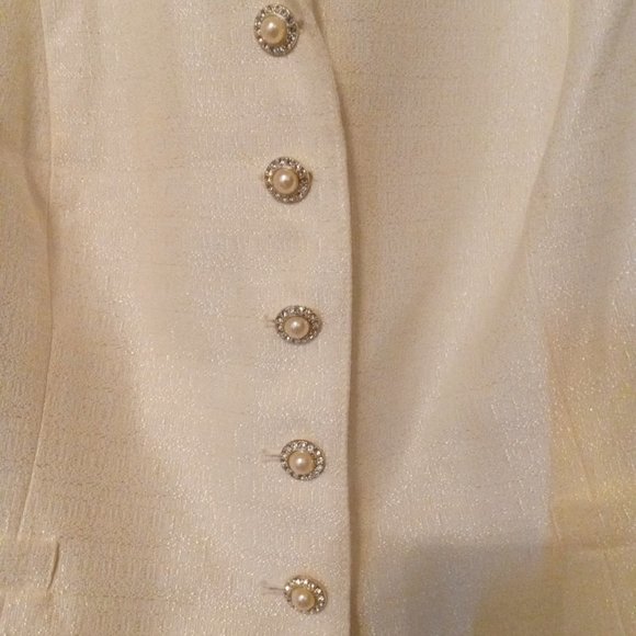 CHURCH FLOW!! 2-piece cream skirt suit with pearl & rhinestone buttons, size18W - Picture 3 of 8
